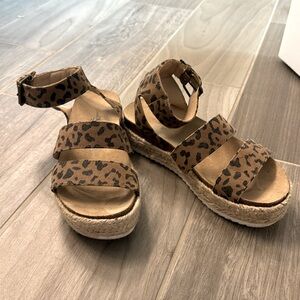 Women’s Universitysal Thread Animal Print Platform Espadrilles. Size 6
